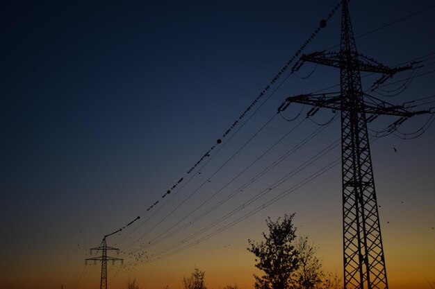 Foto vista de ângulo baixo do pilar de eletricidade contra o céu