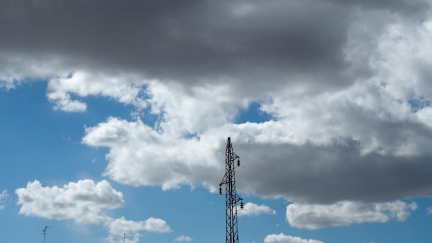 Foto vista de ângulo baixo do pilar de eletricidade contra o céu