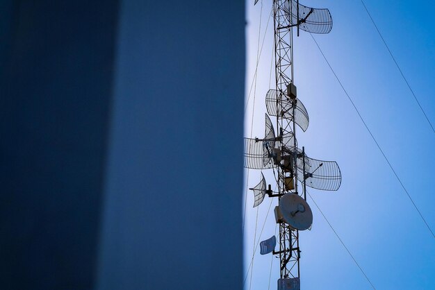 Foto vista de ângulo baixo do pilar de eletricidade contra o céu