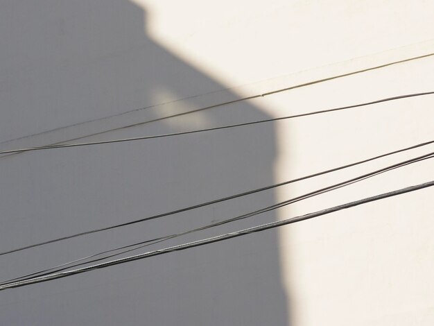 Foto vista de ângulo baixo do pilar de eletricidade contra um céu claro