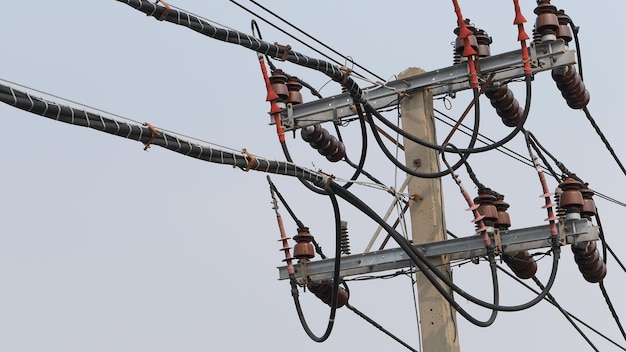 Foto vista de ângulo baixo do pilar de eletricidade contra um céu claro