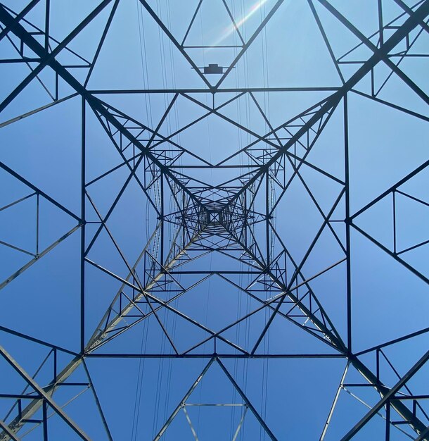 Foto vista de ângulo baixo do pilar de eletricidade contra um céu claro