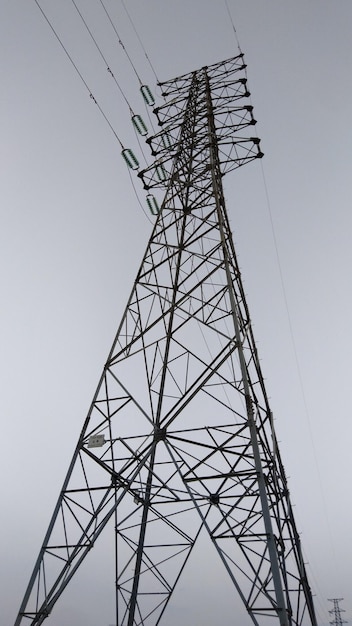 Foto vista de ângulo baixo do pilar de eletricidade contra um céu claro