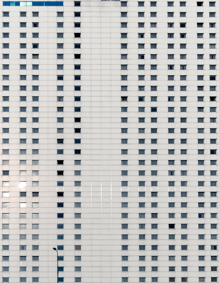 Foto vista de ângulo baixo do prédio de apartamentos