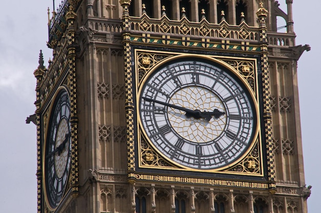 Foto vista de ângulo baixo do relógio do big ben em westminster, londres, reino unido