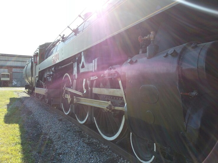 Foto vista de ângulo baixo do sol brilhando no trem no museu ferroviário do condado de elgin