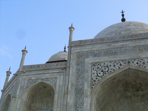 Foto vista de ângulo baixo do taj mahal