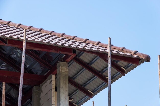 Vista de ângulo baixo do telhado do edifício contra um céu claro