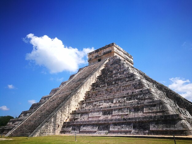 Foto vista de ângulo baixo do templo contra o céu azul