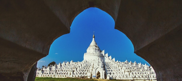 Vista de ângulo baixo do templo contra o céu