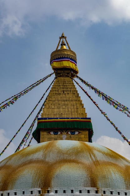 Foto vista de ângulo baixo do templo contra o céu