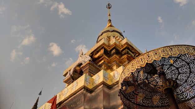 Foto vista de ângulo baixo do templo contra o céu