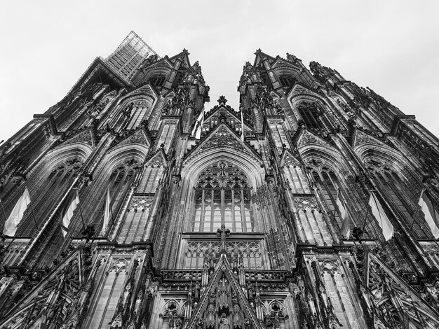 Foto vista de ângulo baixo do templo contra o céu