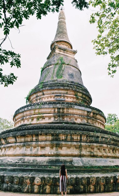 Foto vista de ângulo baixo do templo contra o edifício