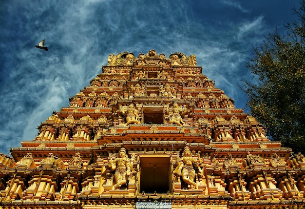 Vista de ângulo baixo do templo no palácio de Mysore contra o céu