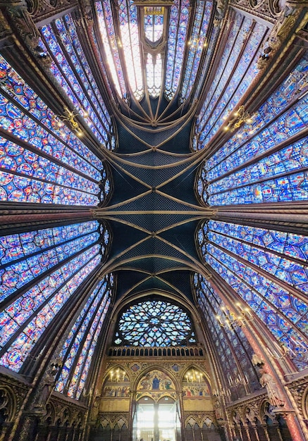 Foto vista de ângulo baixo do teto da capela de la sainte em paris