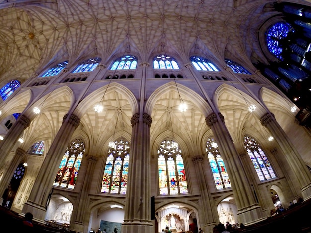 Foto vista de ângulo baixo do teto da catedral