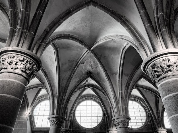 Foto vista de ângulo baixo do teto ornamentado em edifício histórico