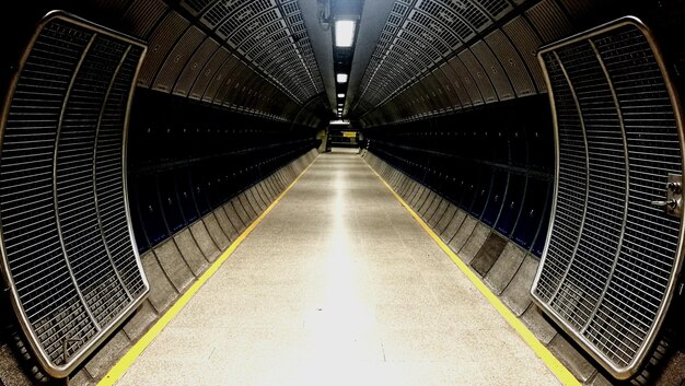 Foto vista de ângulo baixo do túnel iluminado