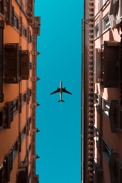 Vista de ângulo baixo dos edifícios contra o céu claro