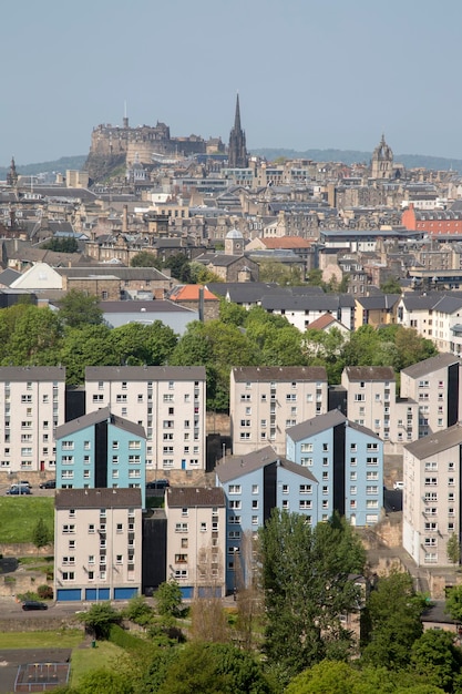 Vista de apartamentos e paisagem urbana de Edimburgo, Escócia, Reino Unido