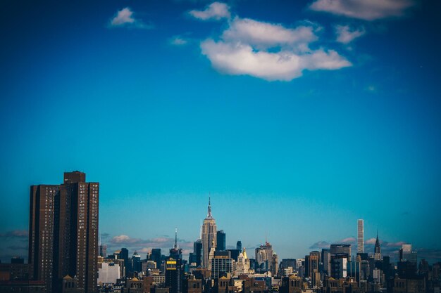 Foto vista de arranha-céus contra o céu azul