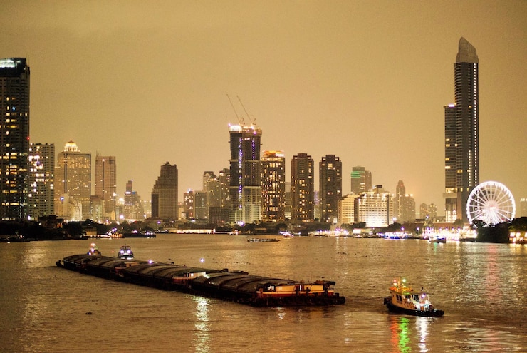 Foto vista de arranha-céus na cidade à noite