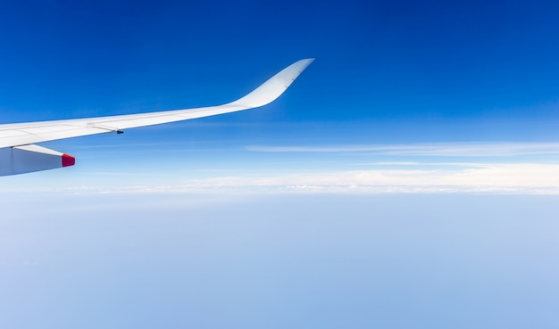 Vista de asa de avião pela janela o fundo do céu nublado