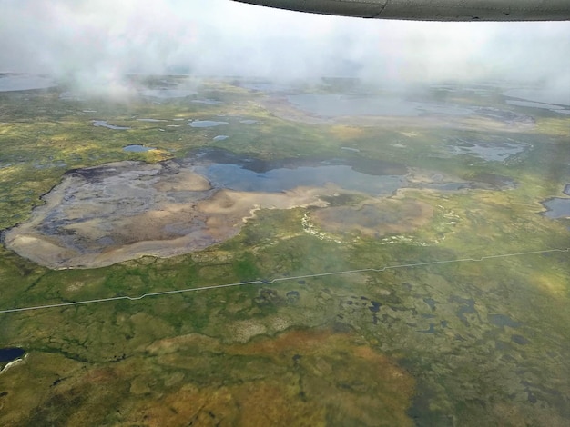 Vista de avião dos lagos e pântanos da tundra ártica. Varandey, distrito de Zapolyarny, Rússia.