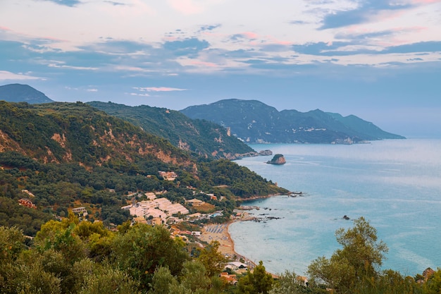 Vista de avramis, praia pelekas ao pôr do sol, corfu, grécia