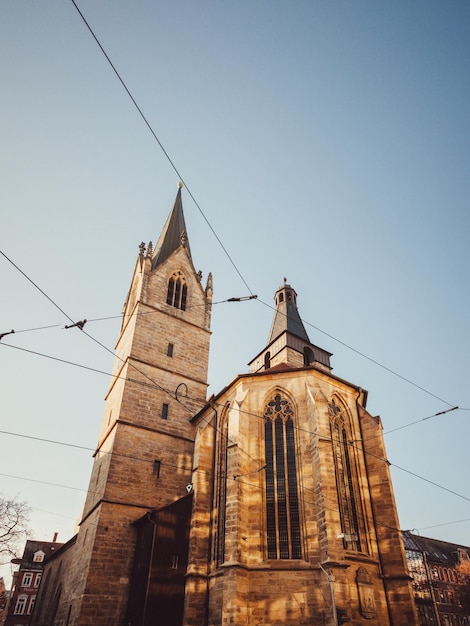 Vista de baixo ângulo da antiga igreja contra o céu claro