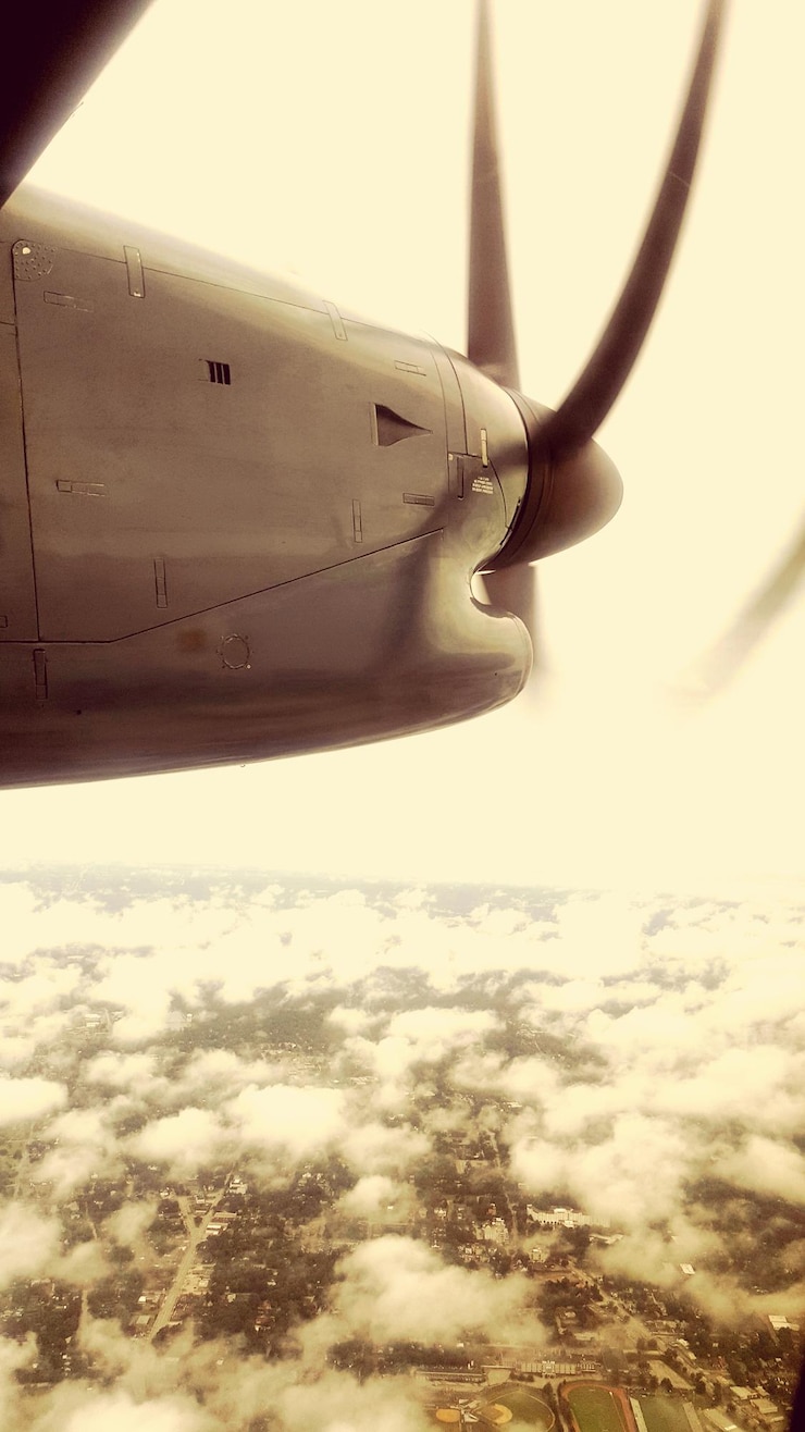 Foto vista de baixo ângulo da asa do avião contra o céu