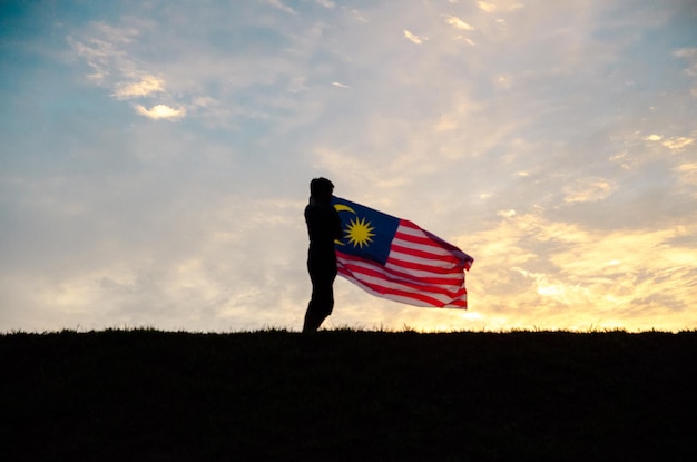 Vista de baixo ângulo da bandeira americana contra o céu