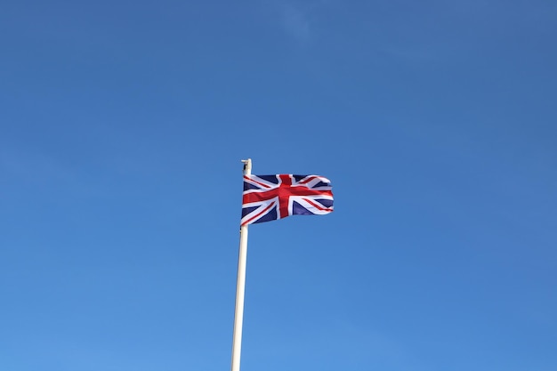 Vista de baixo ângulo da bandeira contra o céu azul