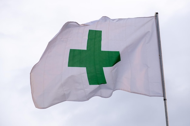 Foto vista de baixo ângulo da bandeira contra o céu