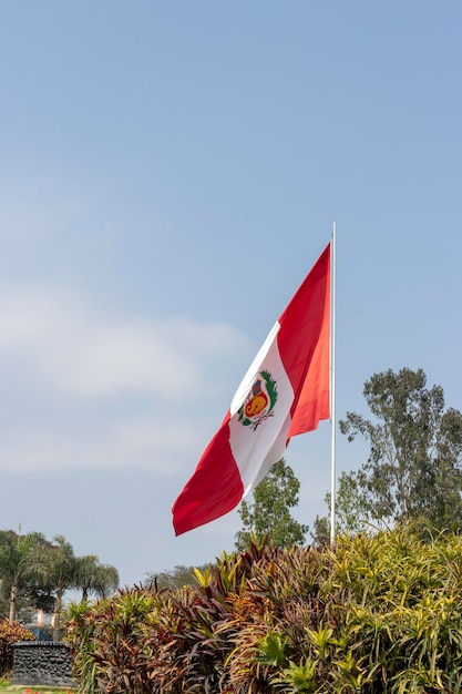 Foto vista de baixo ângulo da bandeira contra o céu