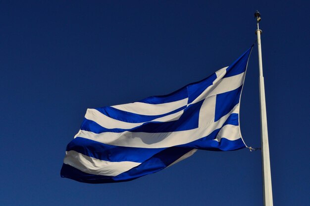 Vista de baixo ângulo da bandeira contra um céu azul claro