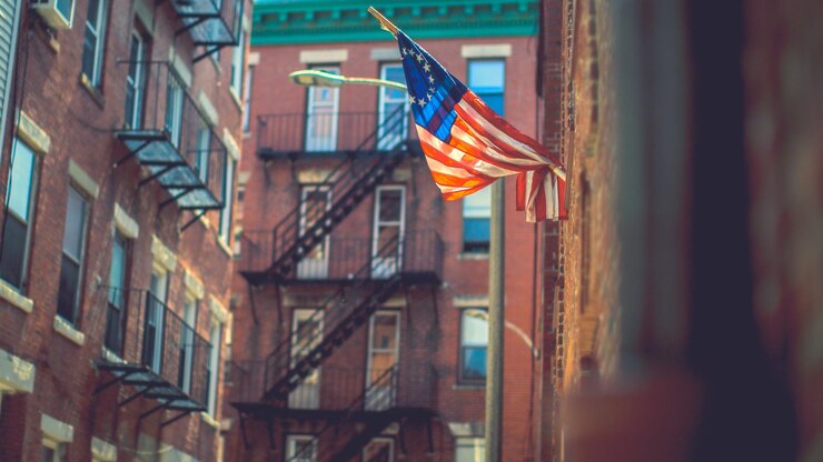 Foto vista de baixo ângulo da bandeira de betsy ross no edifício