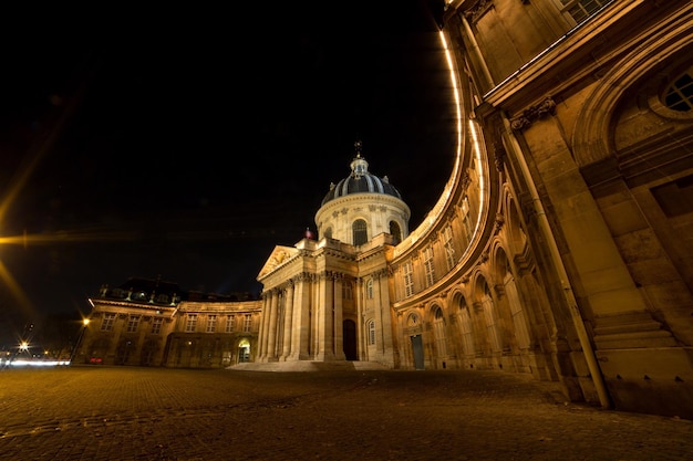 Vista de baixo ângulo da basílica mazarin à noite