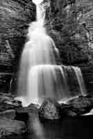 Foto vista de baixo ângulo da cachoeira