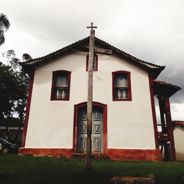 Foto vista de baixo ângulo da casa contra o céu