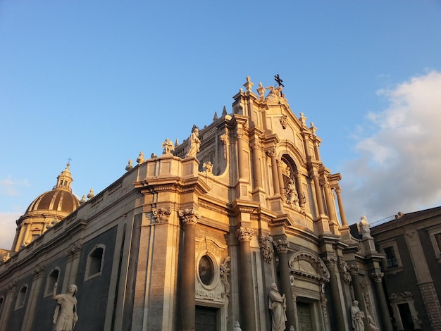 Foto vista de baixo ângulo da catedral de catania contra o céu