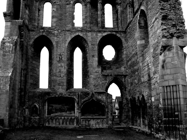 Foto vista de baixo ângulo da catedral de elgin