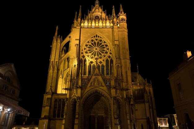 Foto vista de baixo ângulo da catedral de metz iluminada contra o céu à noite