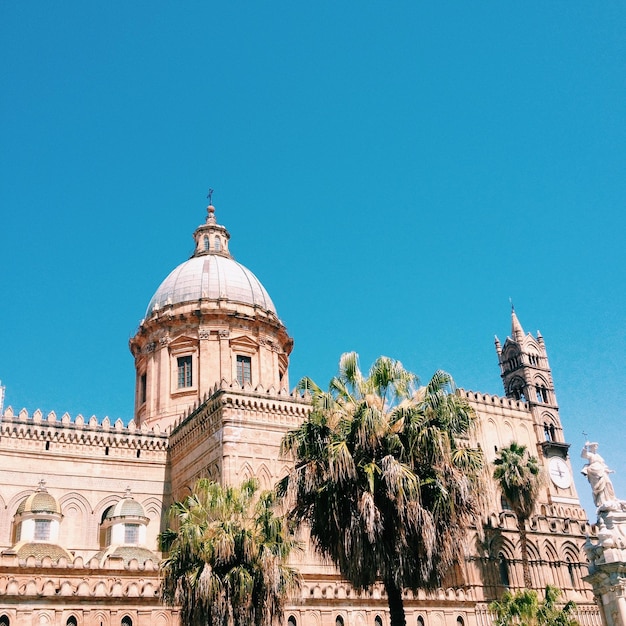 Vista de baixo ângulo da catedral de Palermo contra um céu azul claro