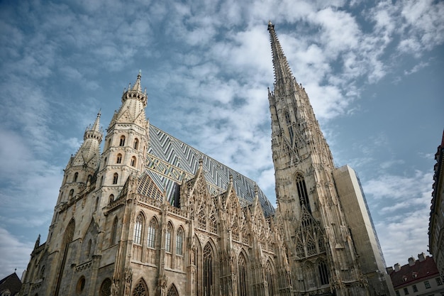 Vista de baixo ângulo da catedral de Saint Stephan39s localizada em Viena, Áustria