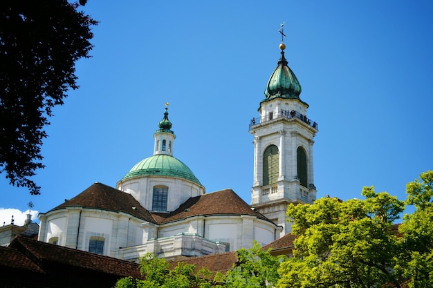 Vista de baixo ângulo da catedral de Solothurn contra um céu azul claro