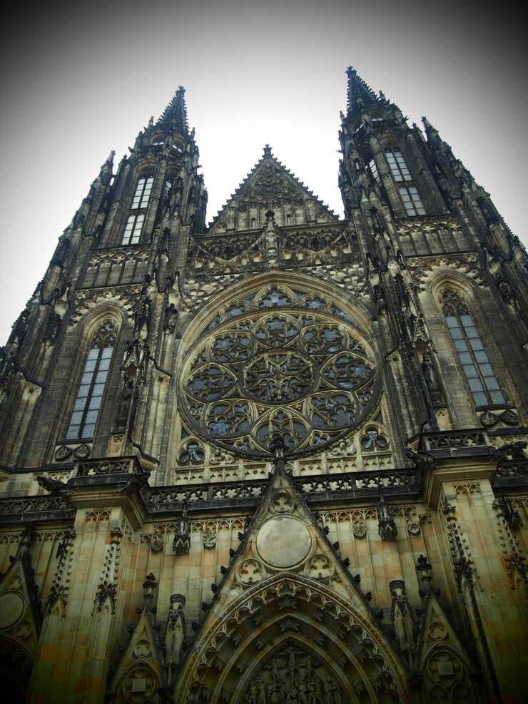 Foto vista de baixo ângulo da catedral de st. vitus contra um céu claro