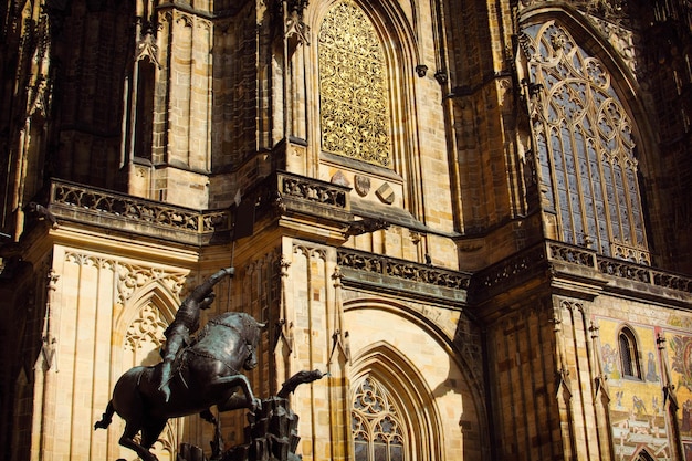 Foto vista de baixo ângulo da catedral de st. vitus