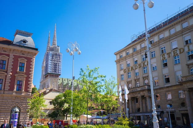 Vista de baixo ângulo da catedral de Zagreb e edifícios contra o céu azul claro